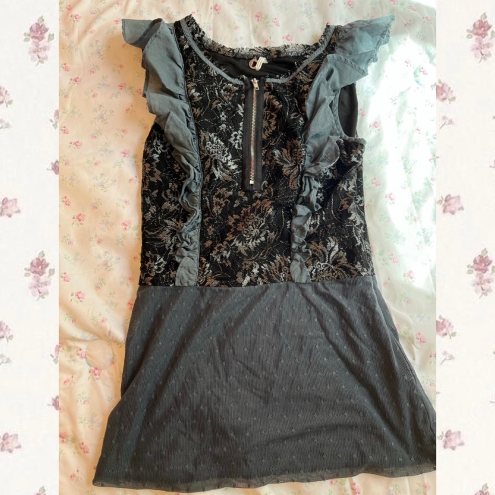 Ruffled zip top